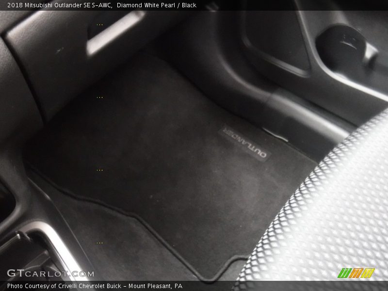 Diamond White Pearl / Black 2018 Mitsubishi Outlander SE S-AWC