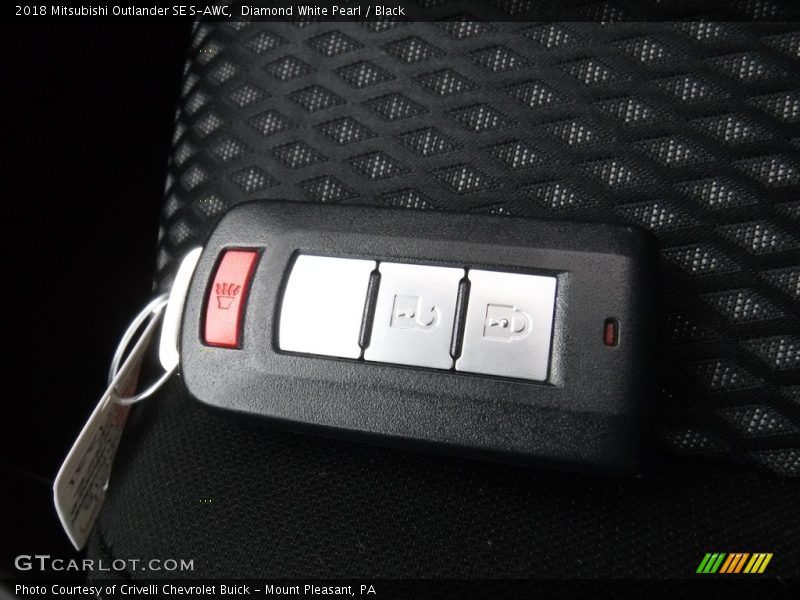 Diamond White Pearl / Black 2018 Mitsubishi Outlander SE S-AWC