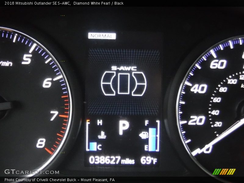 Diamond White Pearl / Black 2018 Mitsubishi Outlander SE S-AWC