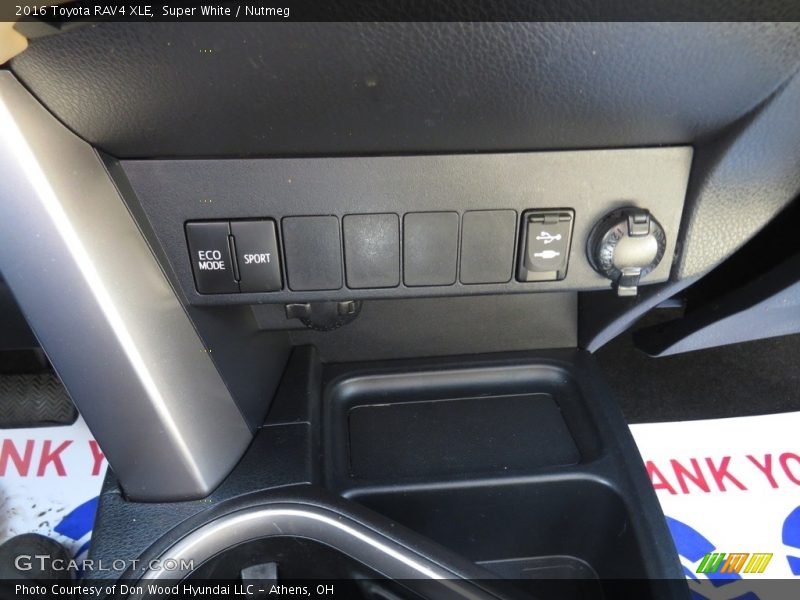 Super White / Nutmeg 2016 Toyota RAV4 XLE