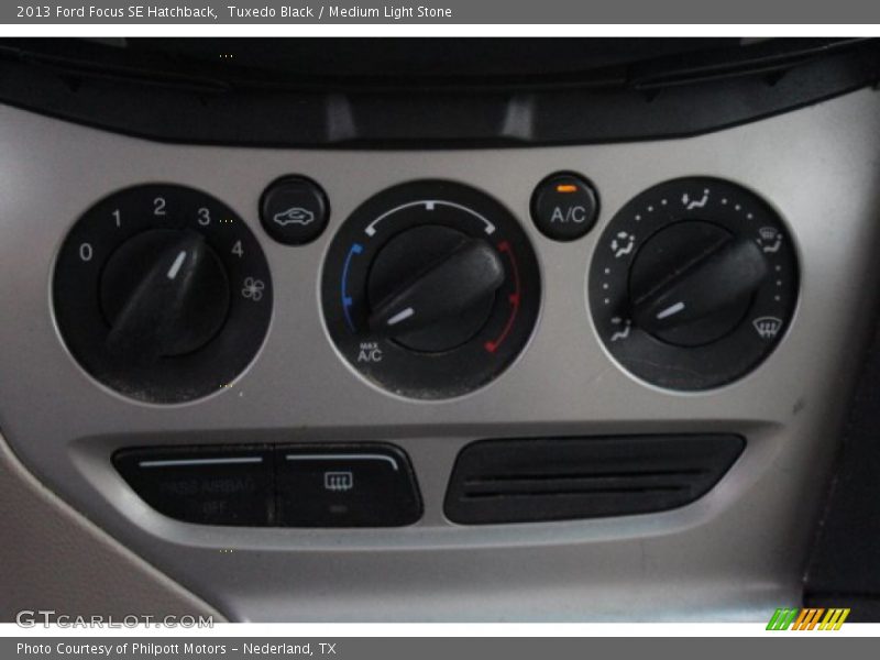 Tuxedo Black / Medium Light Stone 2013 Ford Focus SE Hatchback