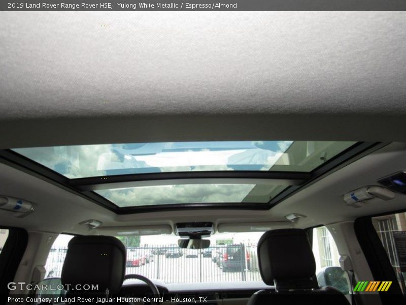 Yulong White Metallic / Espresso/Almond 2019 Land Rover Range Rover HSE