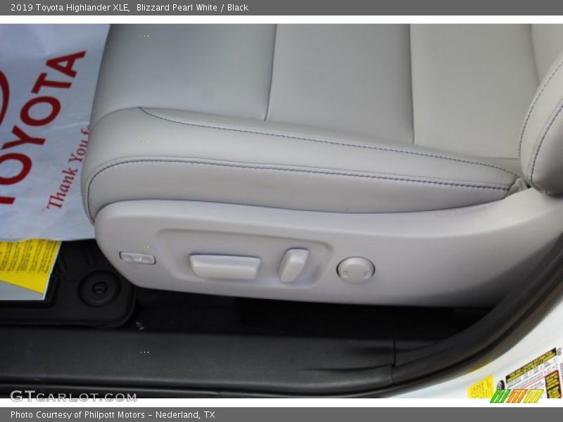 Blizzard Pearl White / Black 2019 Toyota Highlander XLE