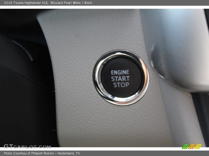 Blizzard Pearl White / Black 2019 Toyota Highlander XLE