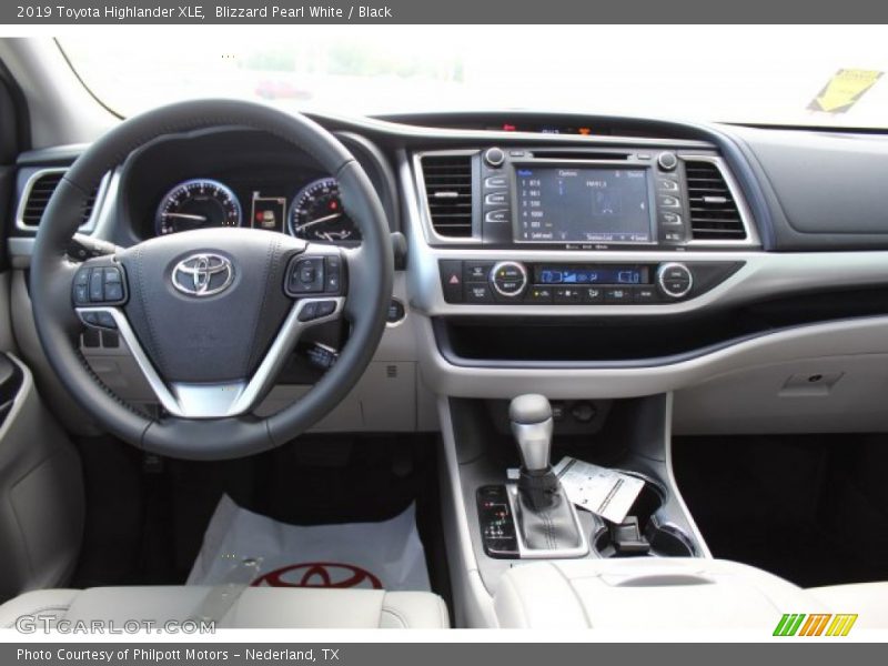 Blizzard Pearl White / Black 2019 Toyota Highlander XLE