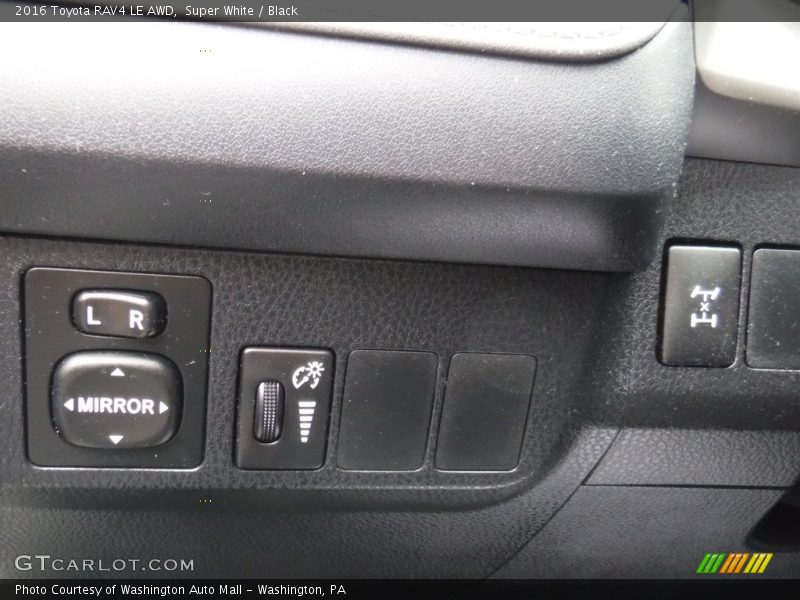 Super White / Black 2016 Toyota RAV4 LE AWD