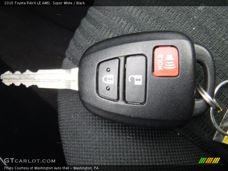 Super White / Black 2016 Toyota RAV4 LE AWD