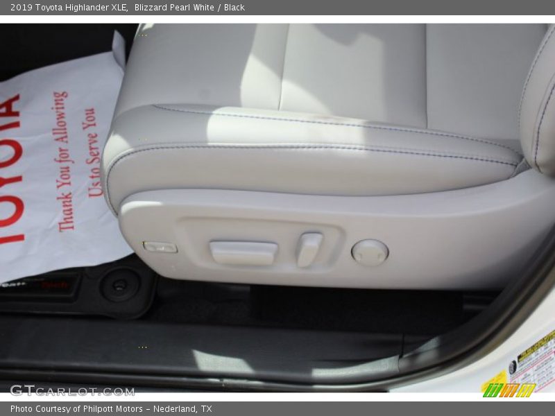 Blizzard Pearl White / Black 2019 Toyota Highlander XLE