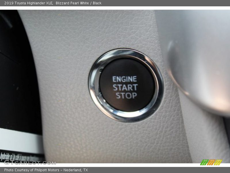 Blizzard Pearl White / Black 2019 Toyota Highlander XLE