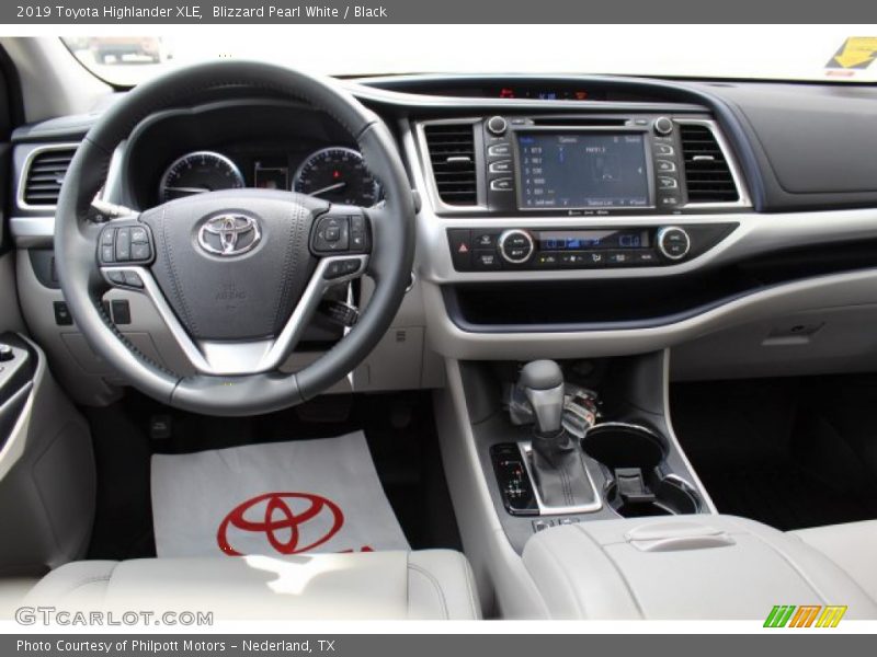 Blizzard Pearl White / Black 2019 Toyota Highlander XLE