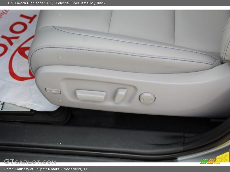 Celestial Silver Metallic / Black 2019 Toyota Highlander XLE