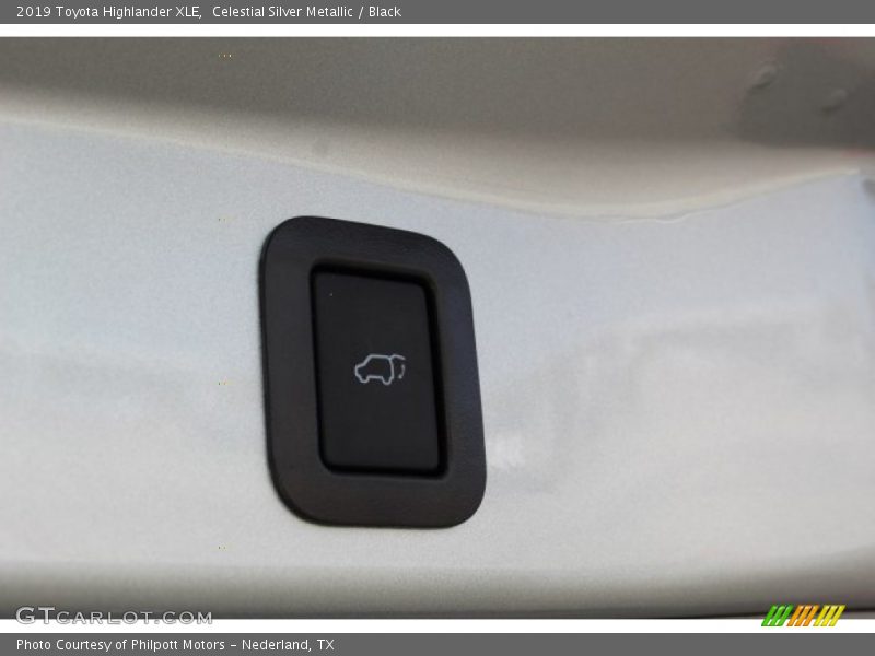 Celestial Silver Metallic / Black 2019 Toyota Highlander XLE