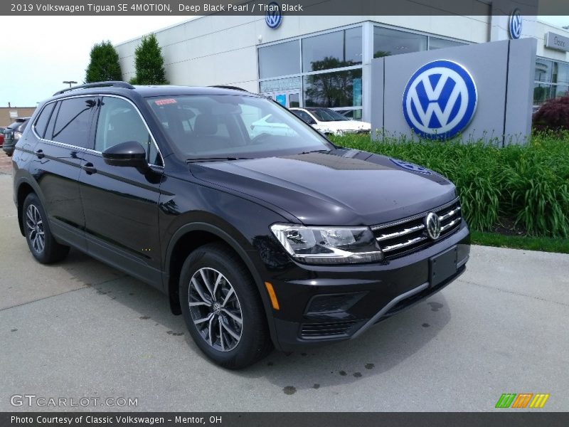 Deep Black Pearl / Titan Black 2019 Volkswagen Tiguan SE 4MOTION