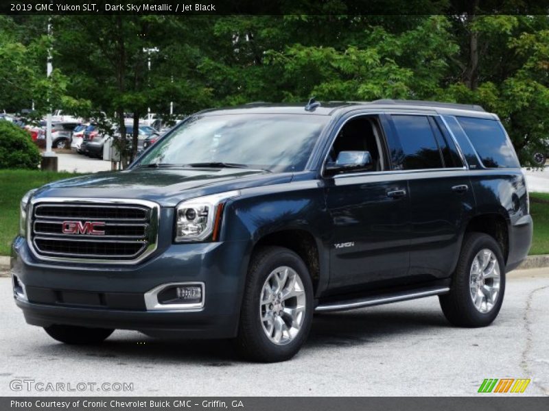 Front 3/4 View of 2019 Yukon SLT