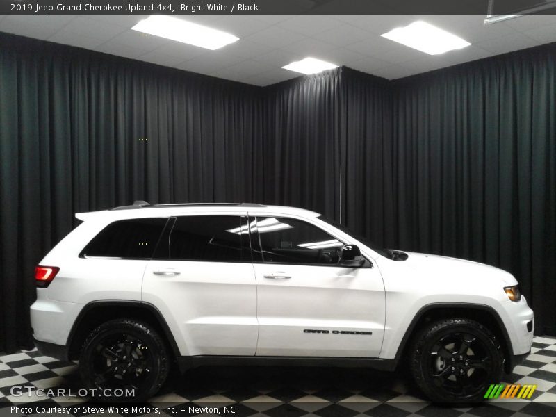 Bright White / Black 2019 Jeep Grand Cherokee Upland 4x4