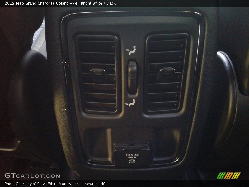 Bright White / Black 2019 Jeep Grand Cherokee Upland 4x4
