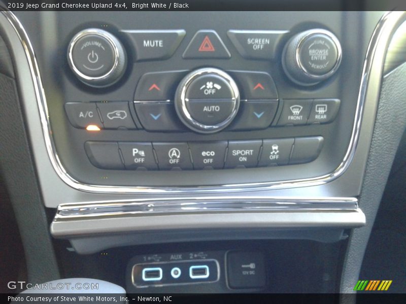 Bright White / Black 2019 Jeep Grand Cherokee Upland 4x4