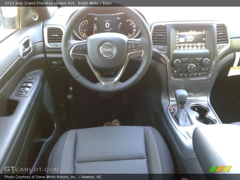 Bright White / Black 2019 Jeep Grand Cherokee Upland 4x4