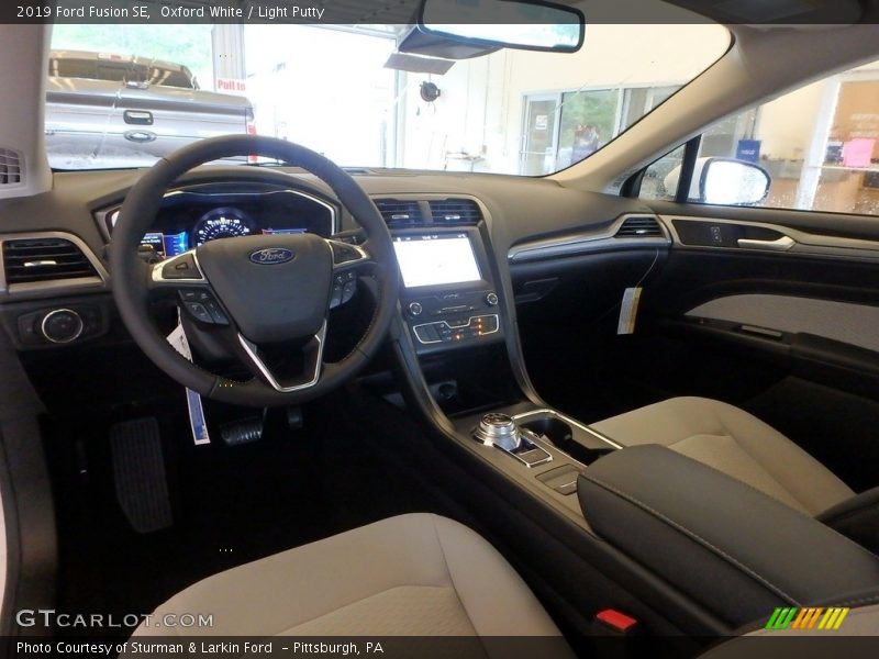 Oxford White / Light Putty 2019 Ford Fusion SE