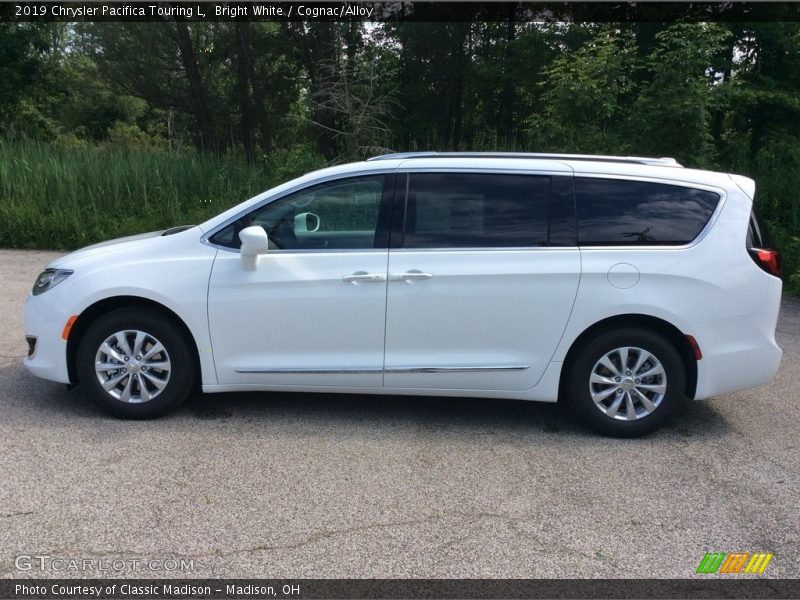 Bright White / Cognac/Alloy 2019 Chrysler Pacifica Touring L