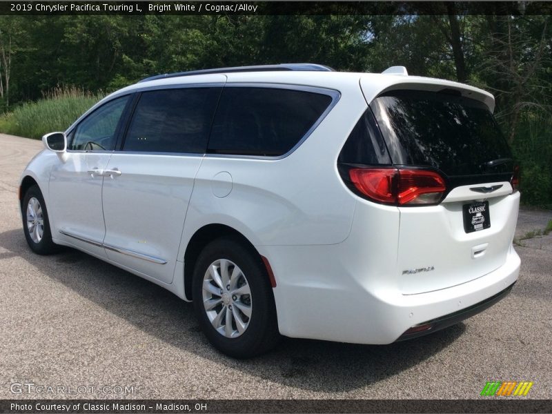 Bright White / Cognac/Alloy 2019 Chrysler Pacifica Touring L