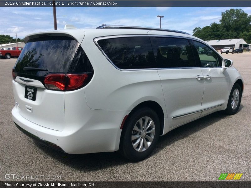 Bright White / Cognac/Alloy 2019 Chrysler Pacifica Touring L