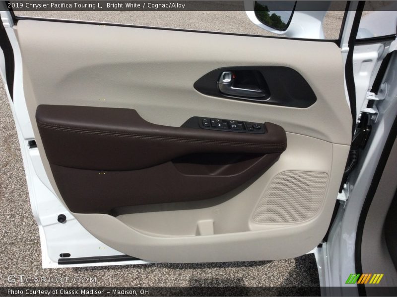Bright White / Cognac/Alloy 2019 Chrysler Pacifica Touring L