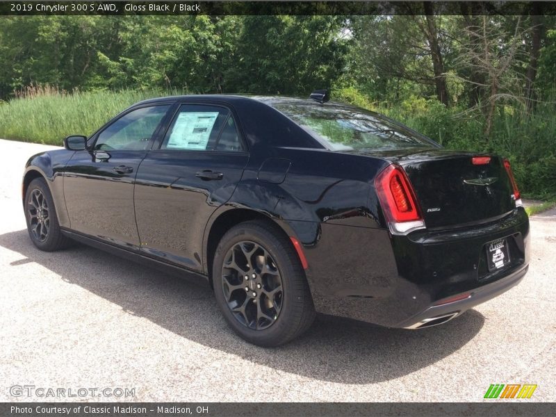 Gloss Black / Black 2019 Chrysler 300 S AWD