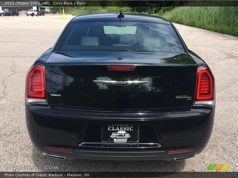 Gloss Black / Black 2019 Chrysler 300 S AWD