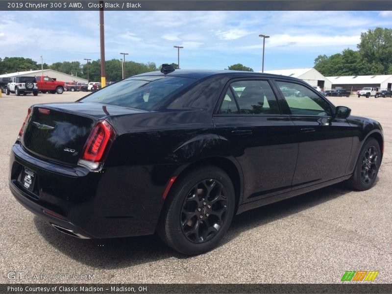 Gloss Black / Black 2019 Chrysler 300 S AWD