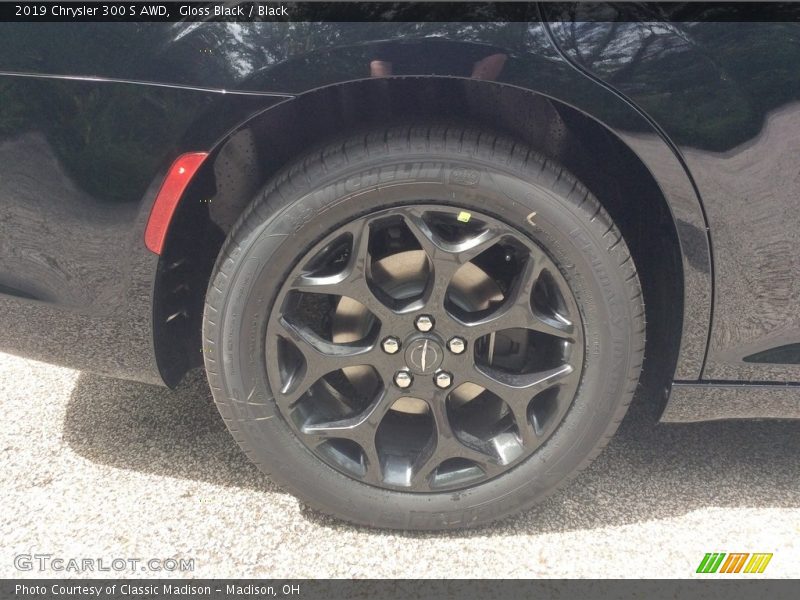  2019 300 S AWD Wheel