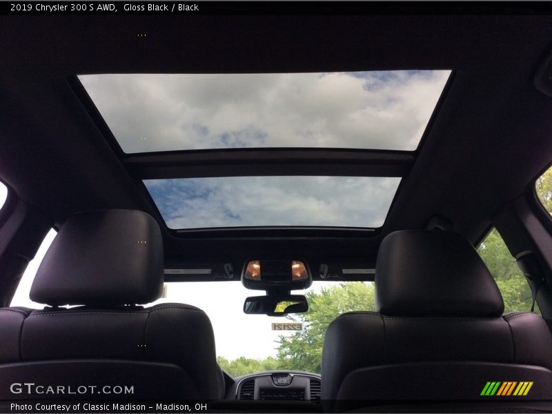 Sunroof of 2019 300 S AWD