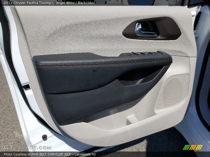 Bright White / Black/Alloy 2019 Chrysler Pacifica Touring L