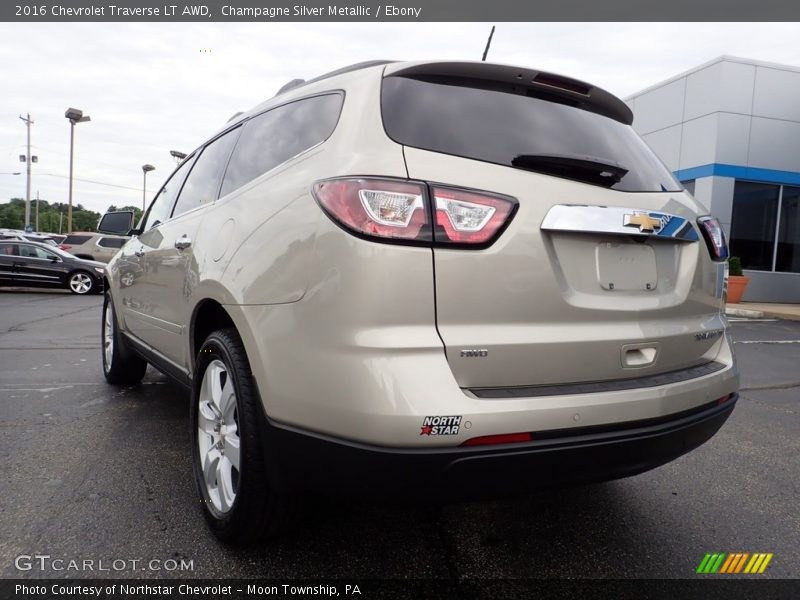 Champagne Silver Metallic / Ebony 2016 Chevrolet Traverse LT AWD