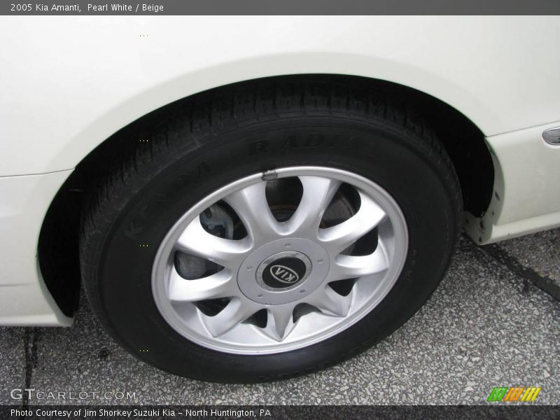 Pearl White / Beige 2005 Kia Amanti
