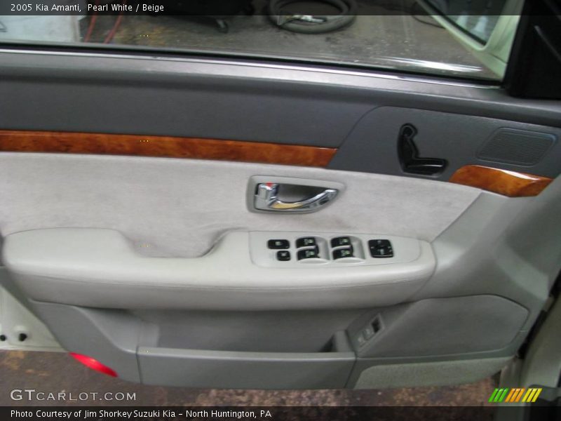 Pearl White / Beige 2005 Kia Amanti