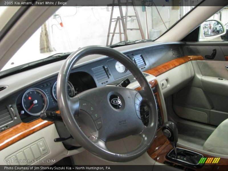 Pearl White / Beige 2005 Kia Amanti