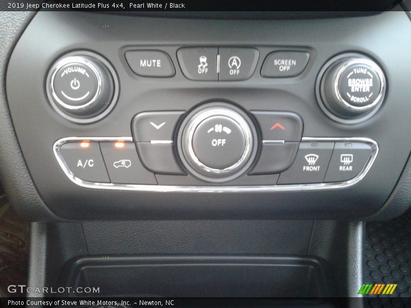 Pearl White / Black 2019 Jeep Cherokee Latitude Plus 4x4
