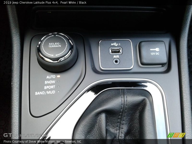 Pearl White / Black 2019 Jeep Cherokee Latitude Plus 4x4