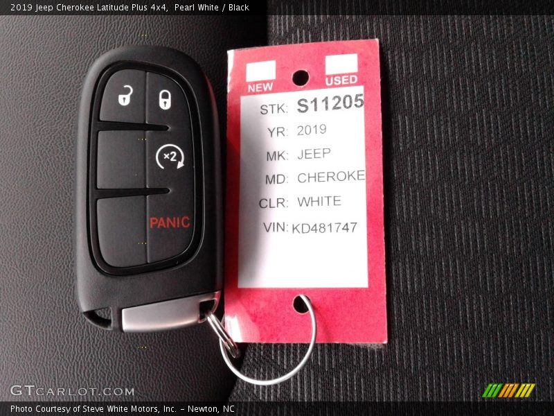 Pearl White / Black 2019 Jeep Cherokee Latitude Plus 4x4