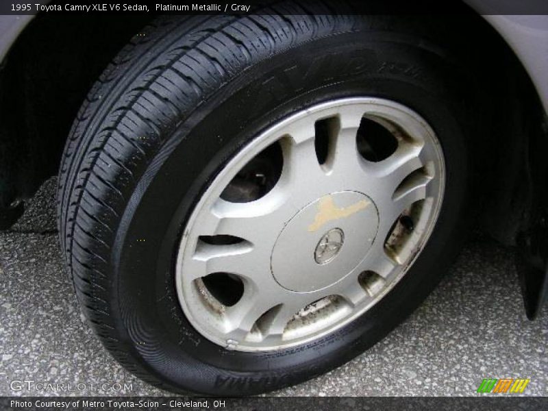Platinum Metallic / Gray 1995 Toyota Camry XLE V6 Sedan