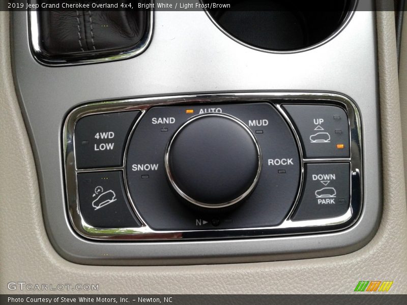 Bright White / Light Frost/Brown 2019 Jeep Grand Cherokee Overland 4x4