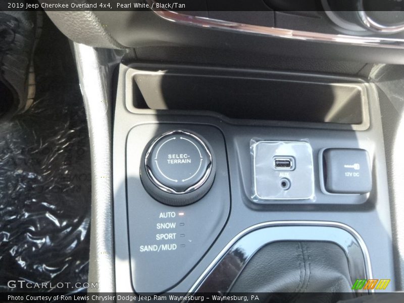 Pearl White / Black/Tan 2019 Jeep Cherokee Overland 4x4