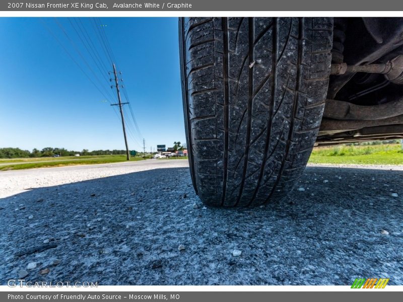 Avalanche White / Graphite 2007 Nissan Frontier XE King Cab