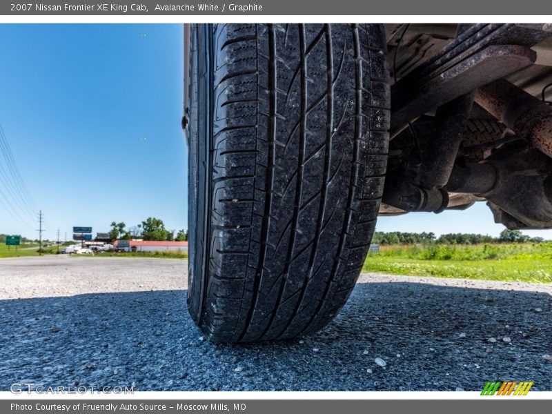 Avalanche White / Graphite 2007 Nissan Frontier XE King Cab