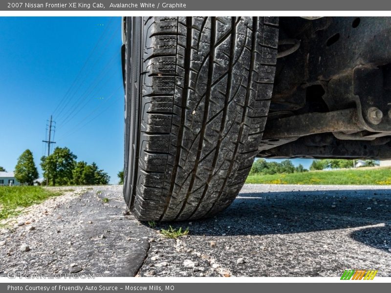 Avalanche White / Graphite 2007 Nissan Frontier XE King Cab