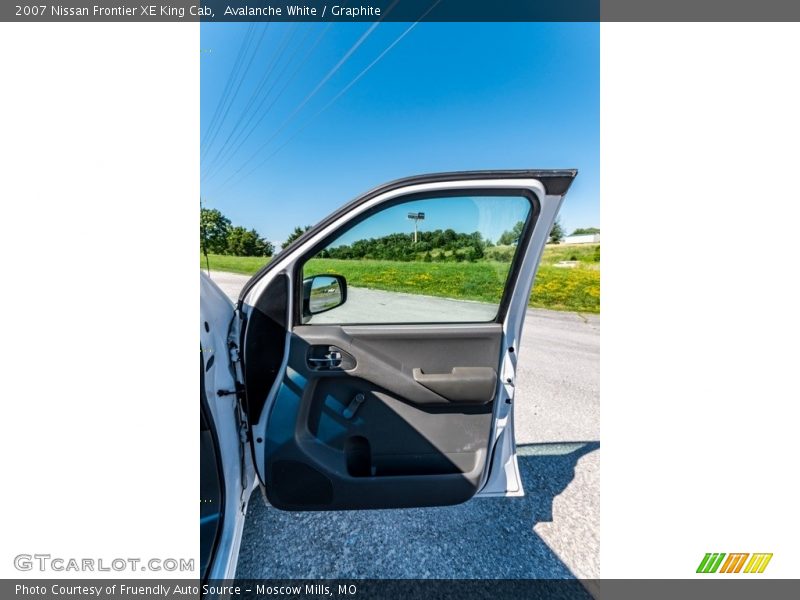 Avalanche White / Graphite 2007 Nissan Frontier XE King Cab