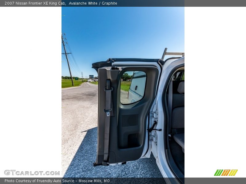 Avalanche White / Graphite 2007 Nissan Frontier XE King Cab