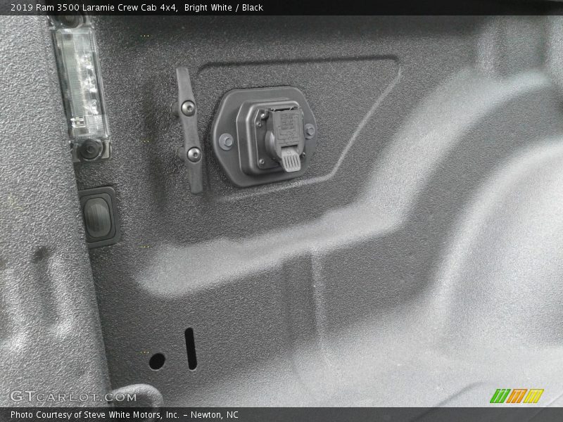Bright White / Black 2019 Ram 3500 Laramie Crew Cab 4x4