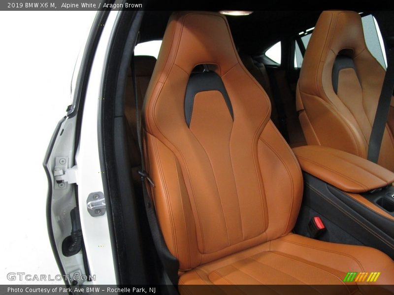 Alpine White / Aragon Brown 2019 BMW X6 M